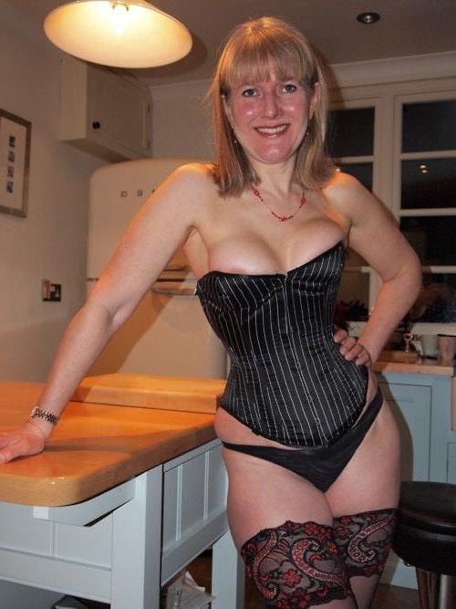 25P Beautiful mature women, bikini and naked