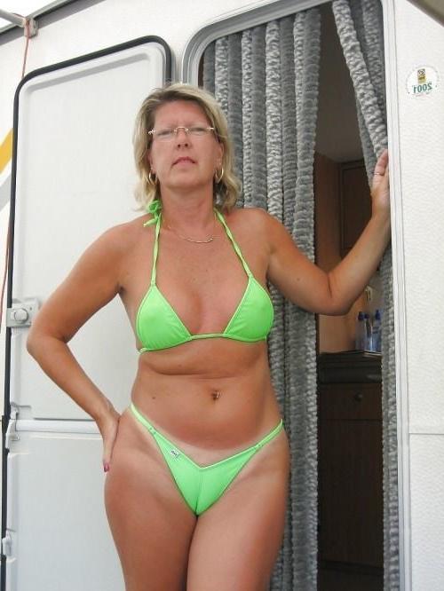 25P Beautiful mature women, bikini and naked