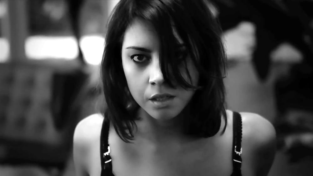 25P Aubrey Plaza Cum Material