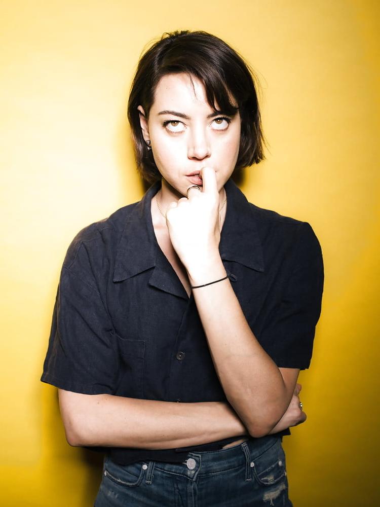 25P Aubrey Plaza Cum Material