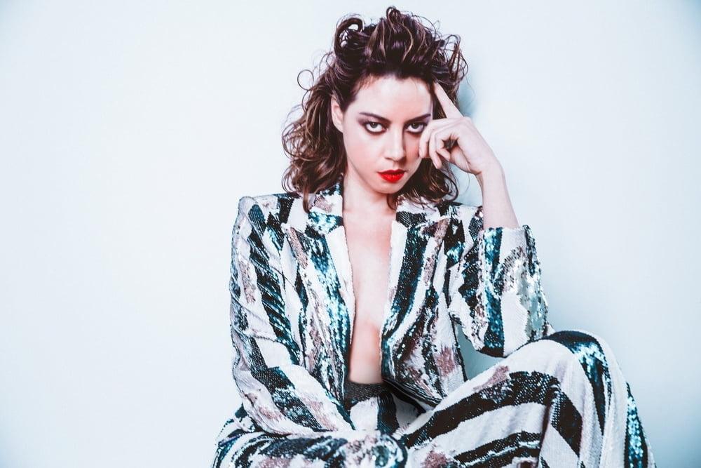25P Aubrey Plaza Cum Material