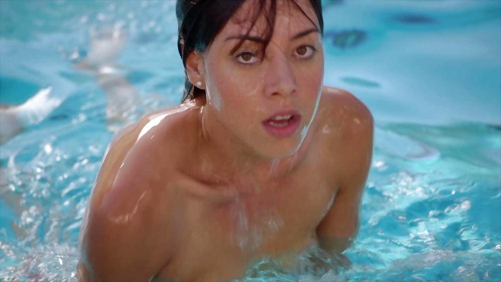 25P Aubrey Plaza Cum Material