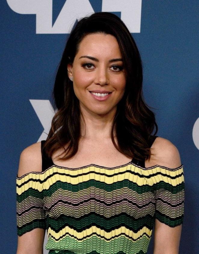 25P Aubrey Plaza Cum Material