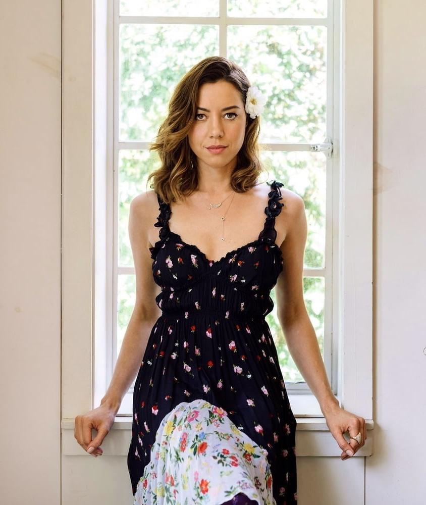 25P Aubrey Plaza Cum Material