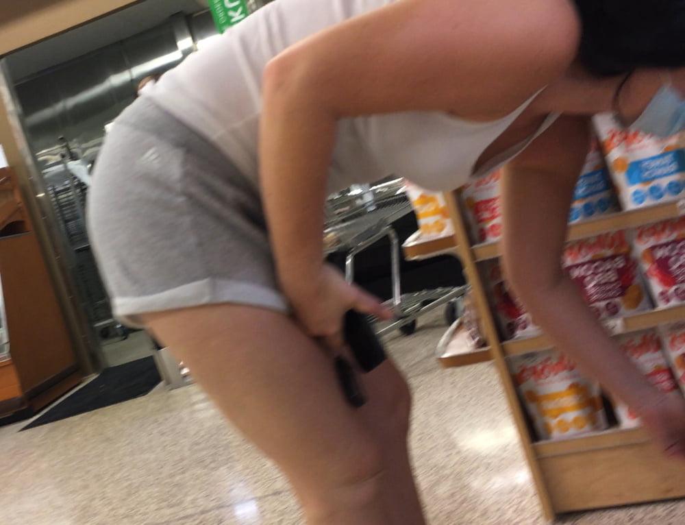 5P Good side boob at grocery store
