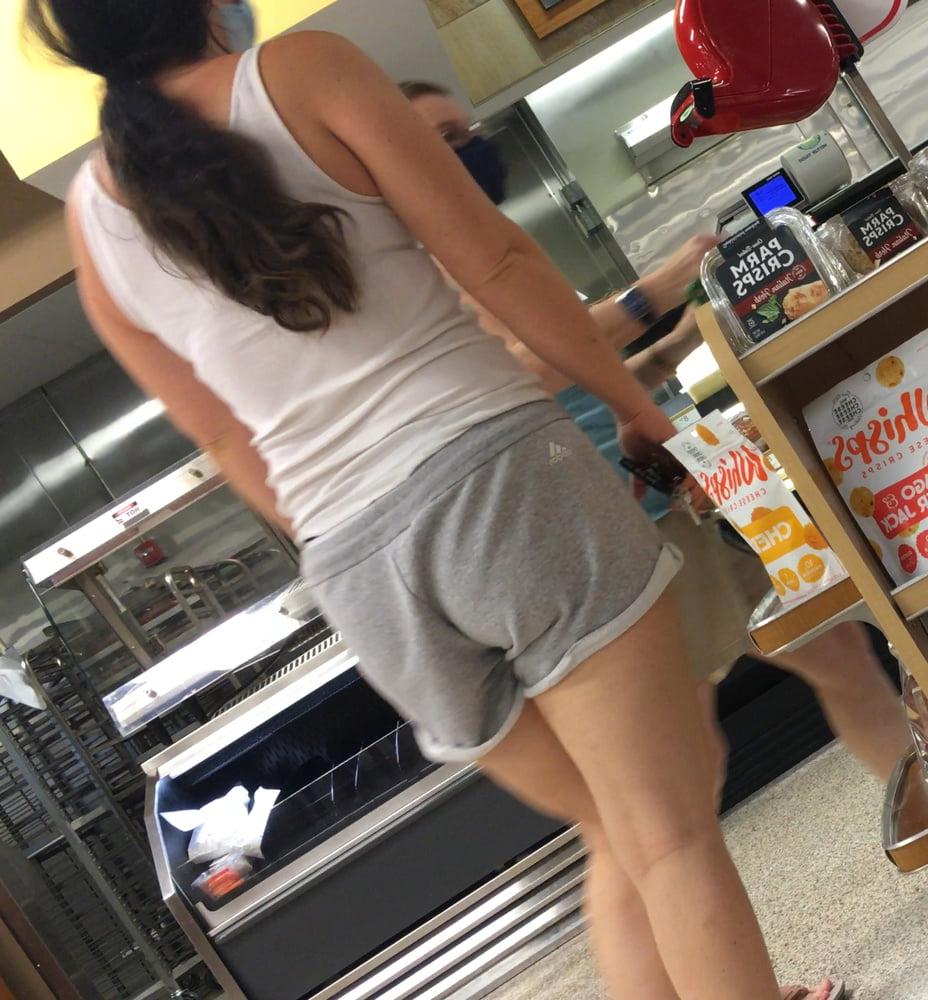 5P Good side boob at grocery store