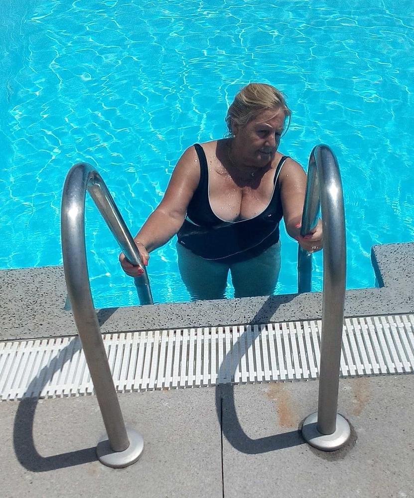 10P Gilf balcony by the pool