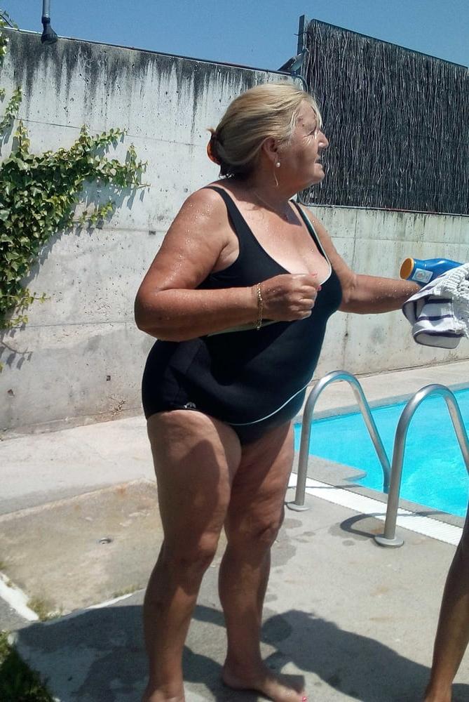 10P Gilf balcony by the pool