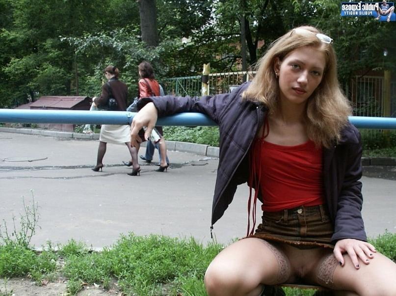 5P Vika showed her pussy on the street