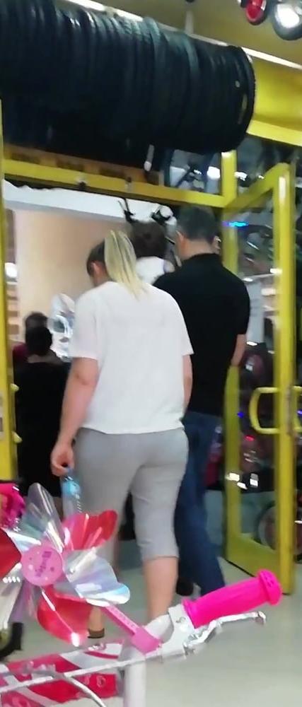 11P big booty mom