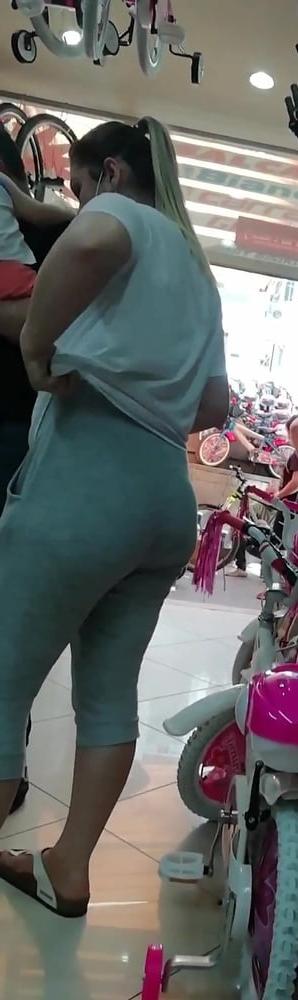 11P big booty mom