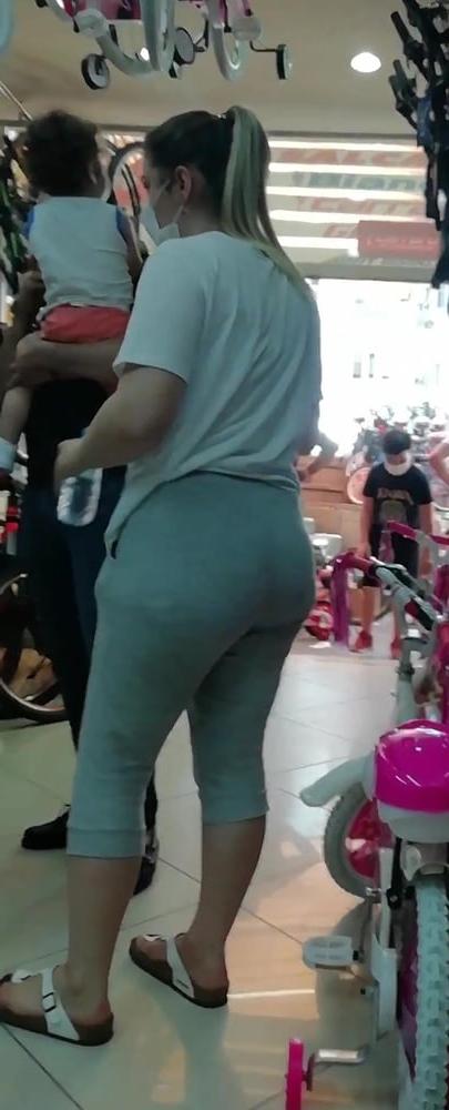 11P big booty mom