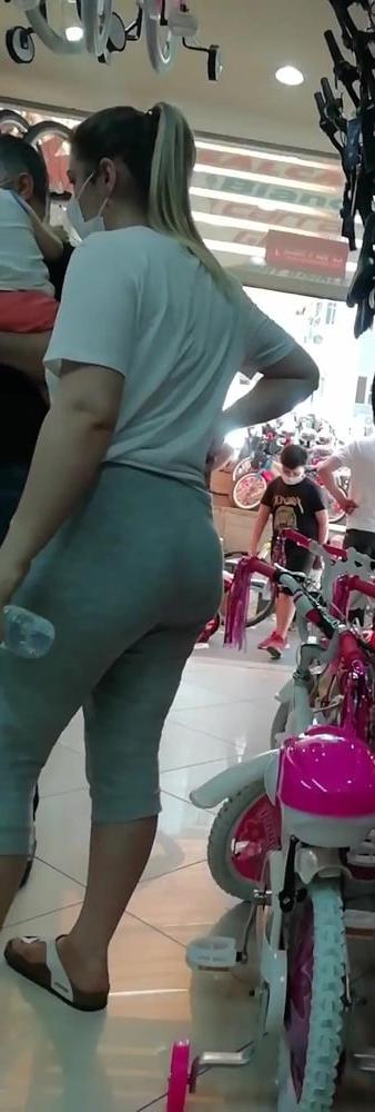 11P big booty mom