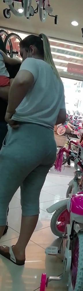 11P big booty mom