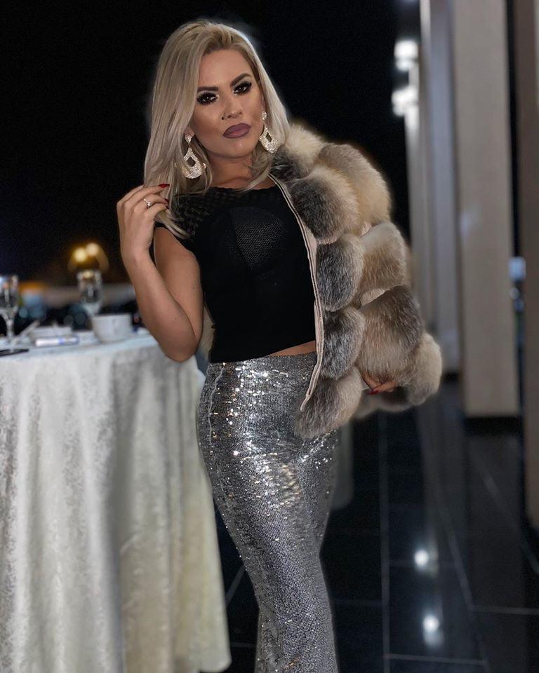 25P elegant mature