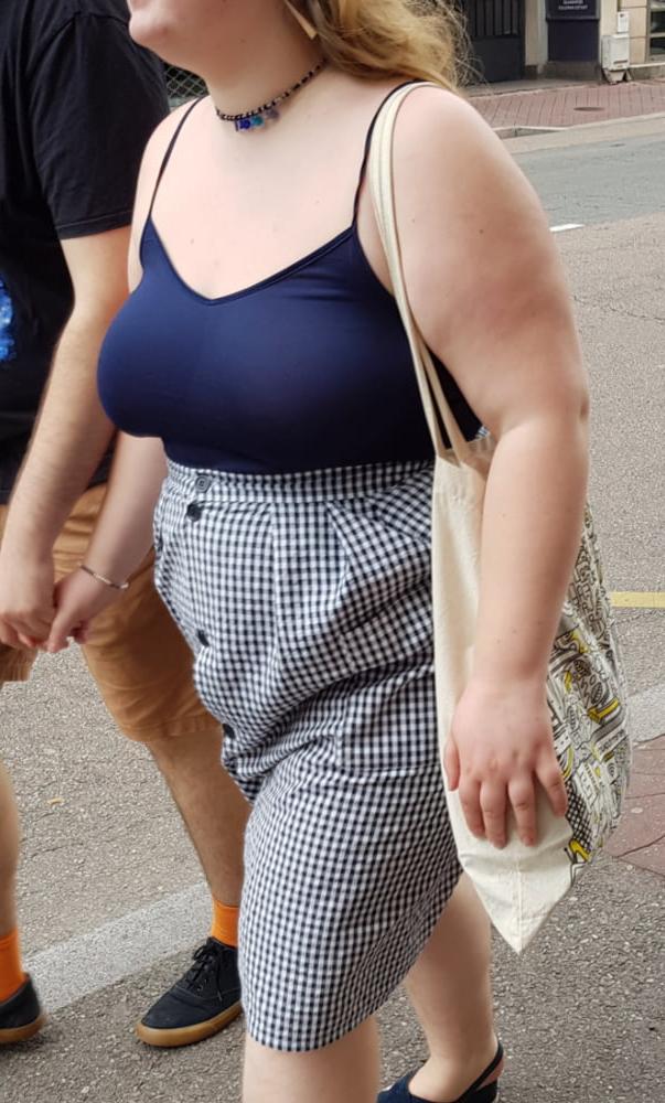 16P Voyeur in the street