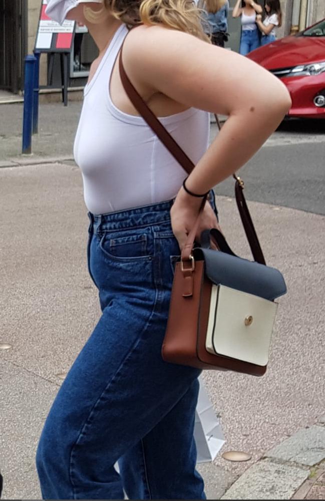 16P Voyeur in the street