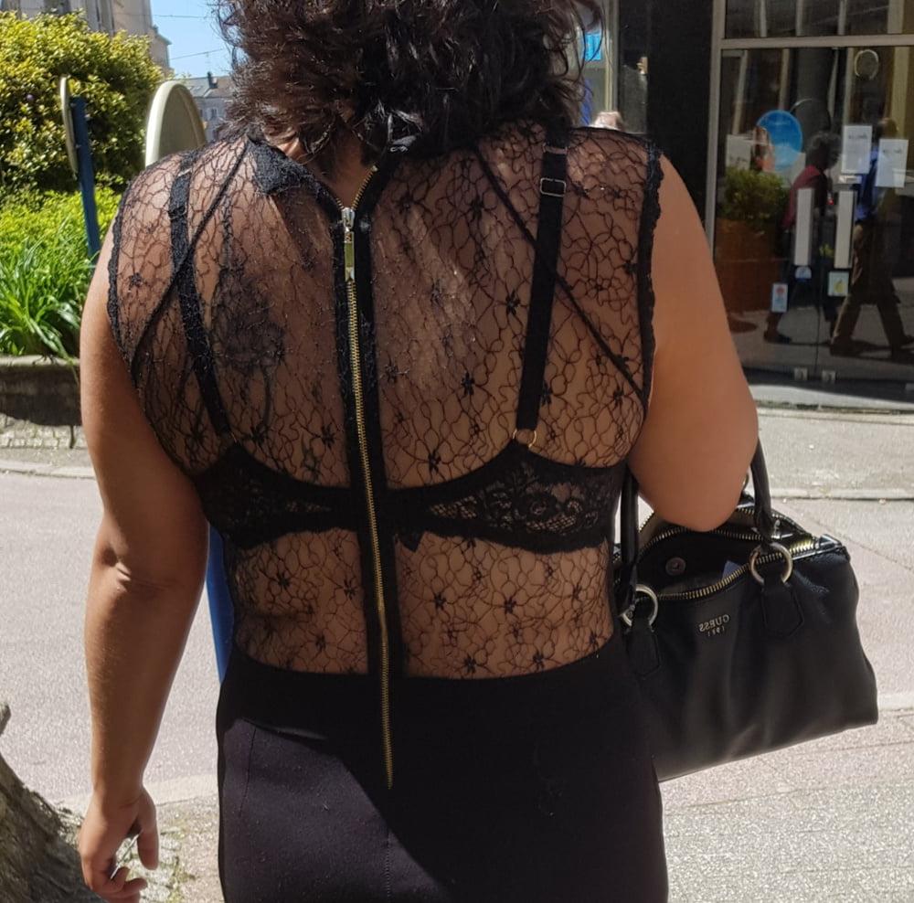 16P Voyeur in the street