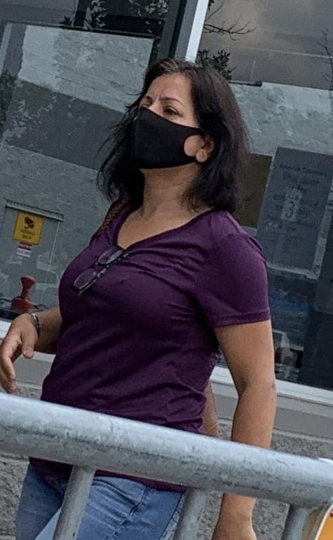 11P Voyeur mit großen Brüsten