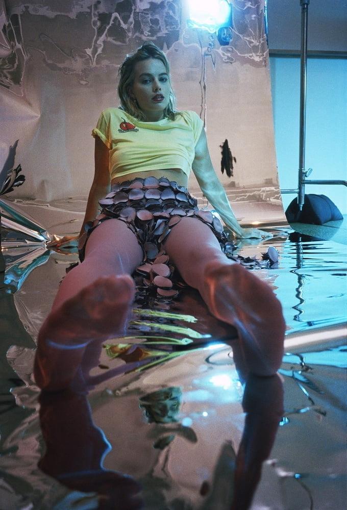 25P Margot Robbie Cum Museum