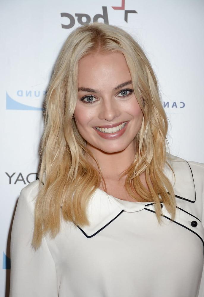 25P Margot Robbie Cum Museum