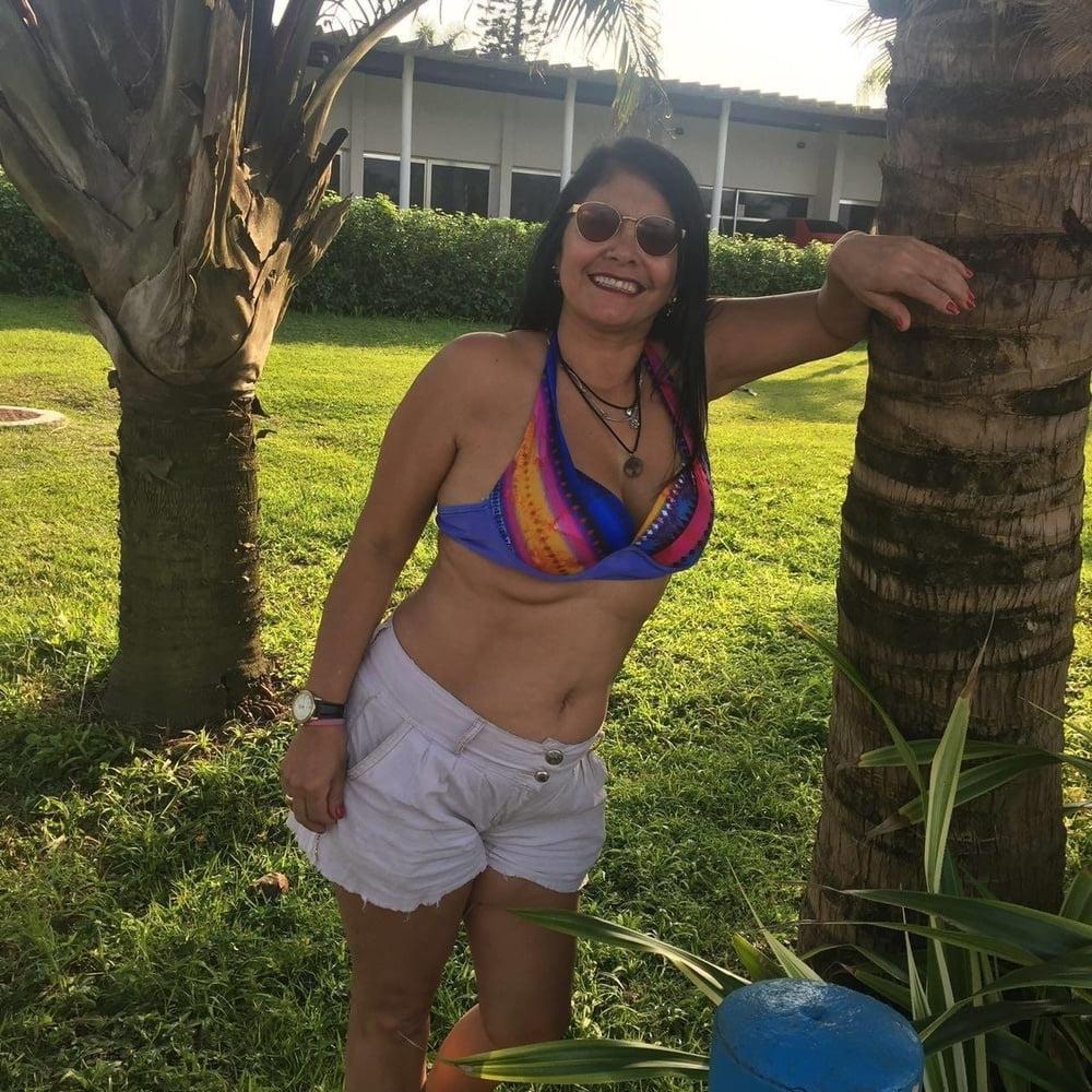 24P Nice brunette mom