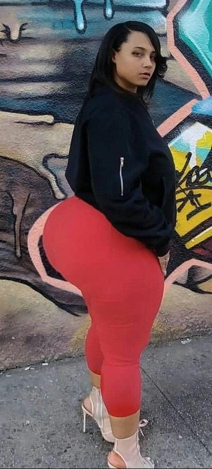 25P Random big ass, hips, tits and legs mature plus ladies
