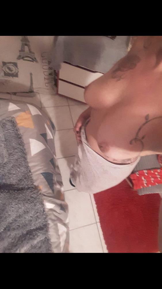 21P Big boobs elle montre tout salope