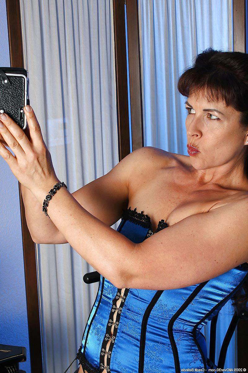 24P Mature Andie in stockings