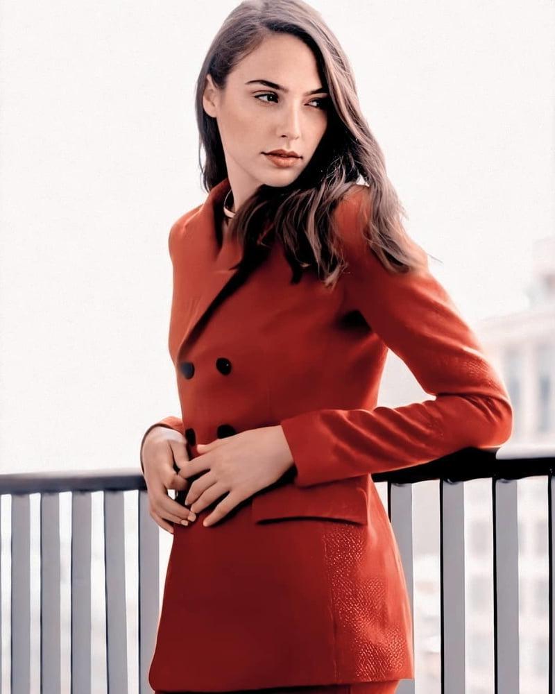 25P Gal Gadot Cum Target