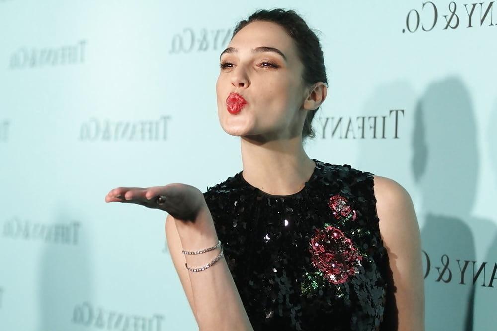 25P Gal Gadot Cum Target