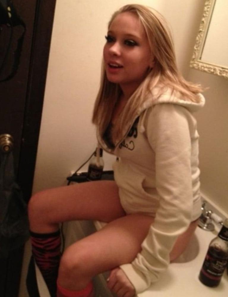 8P Elles pissent dans le lavabo