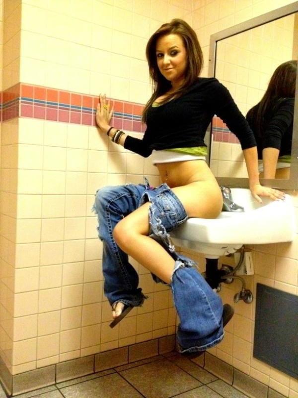 8P Elles pissent dans le lavabo