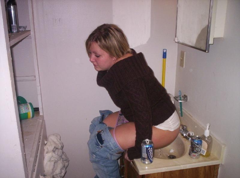 8P Elles pissent dans le lavabo