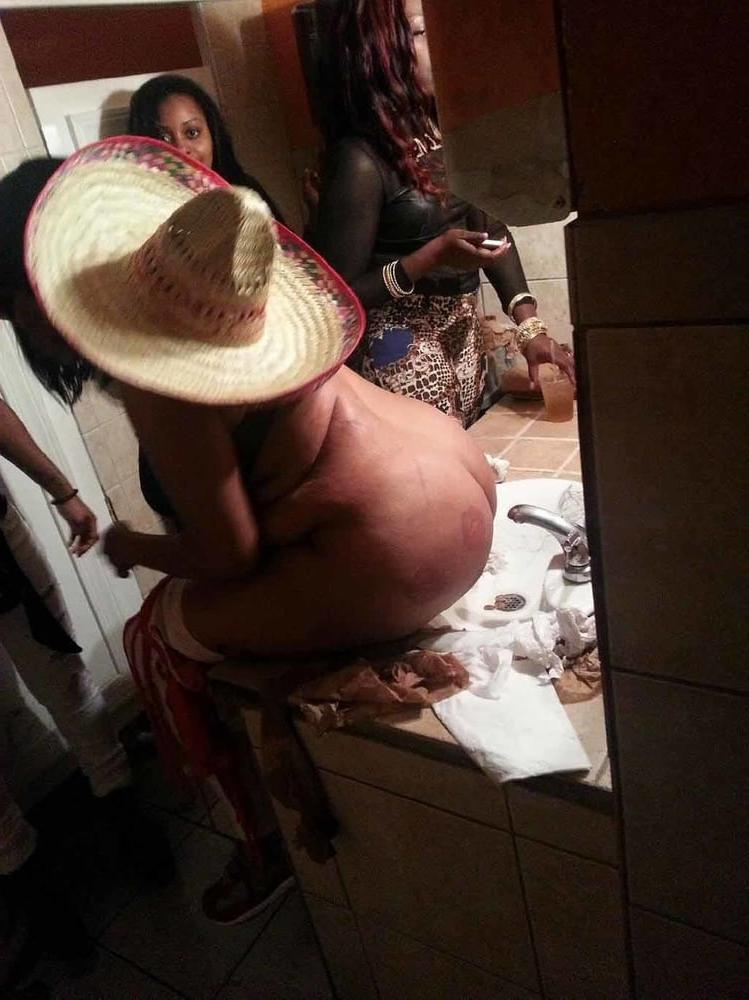 8P Elles pissent dans le lavabo
