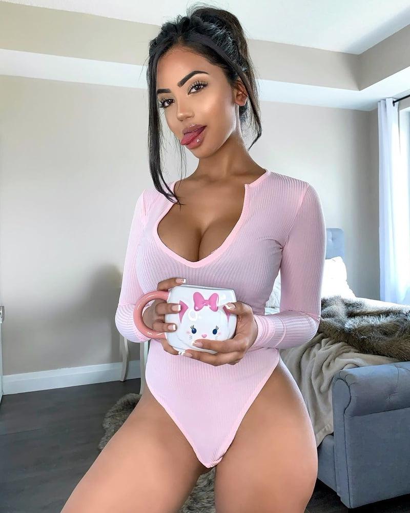 25P Aneeqa Farid sexy bimbo slut big boobs great ass &amp; DSL