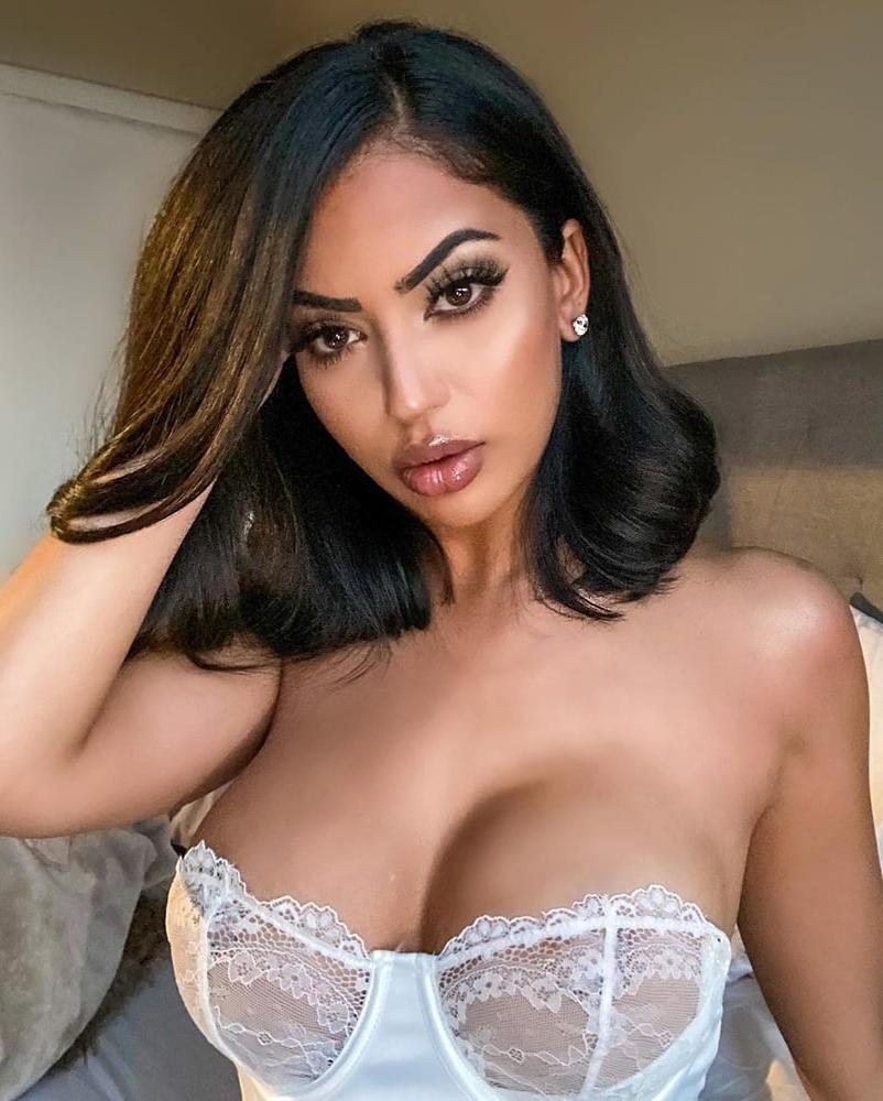 25P Aneeqa Farid sexy bimbo slut big boobs great ass &amp; DSL