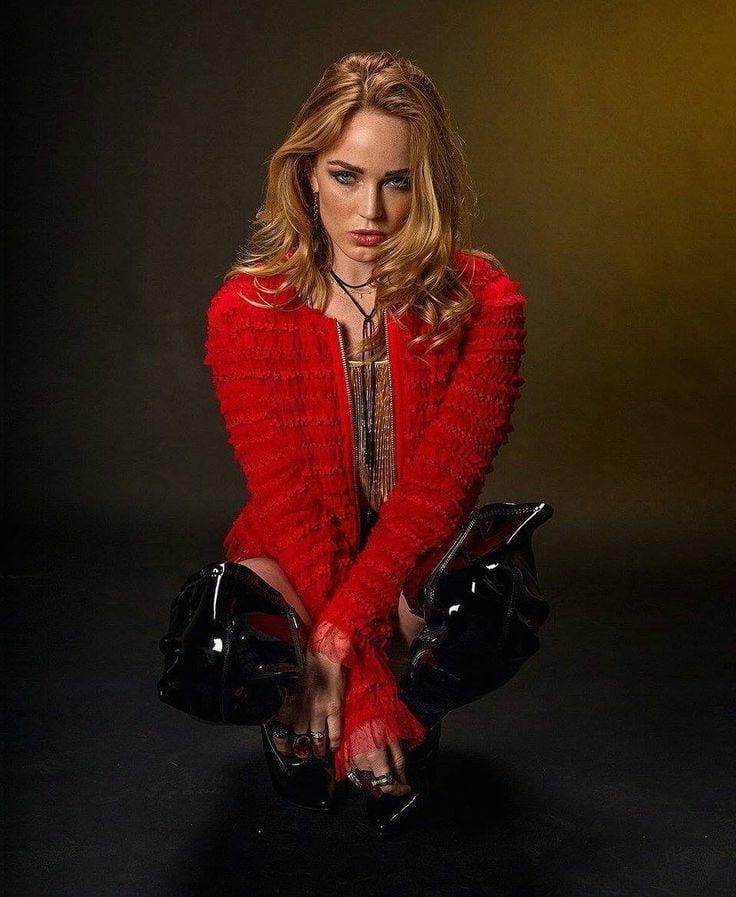 25P Caity Lotz Cum Target