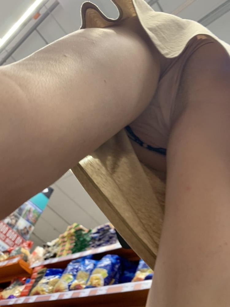 25P Hot Milf Skinny mom upskirt