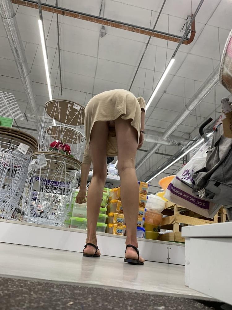 25P Hot Milf Skinny mom upskirt