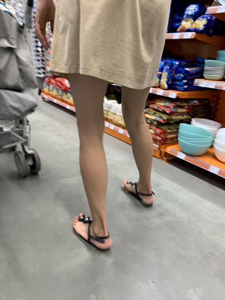 25P Hot Milf Skinny mom upskirt