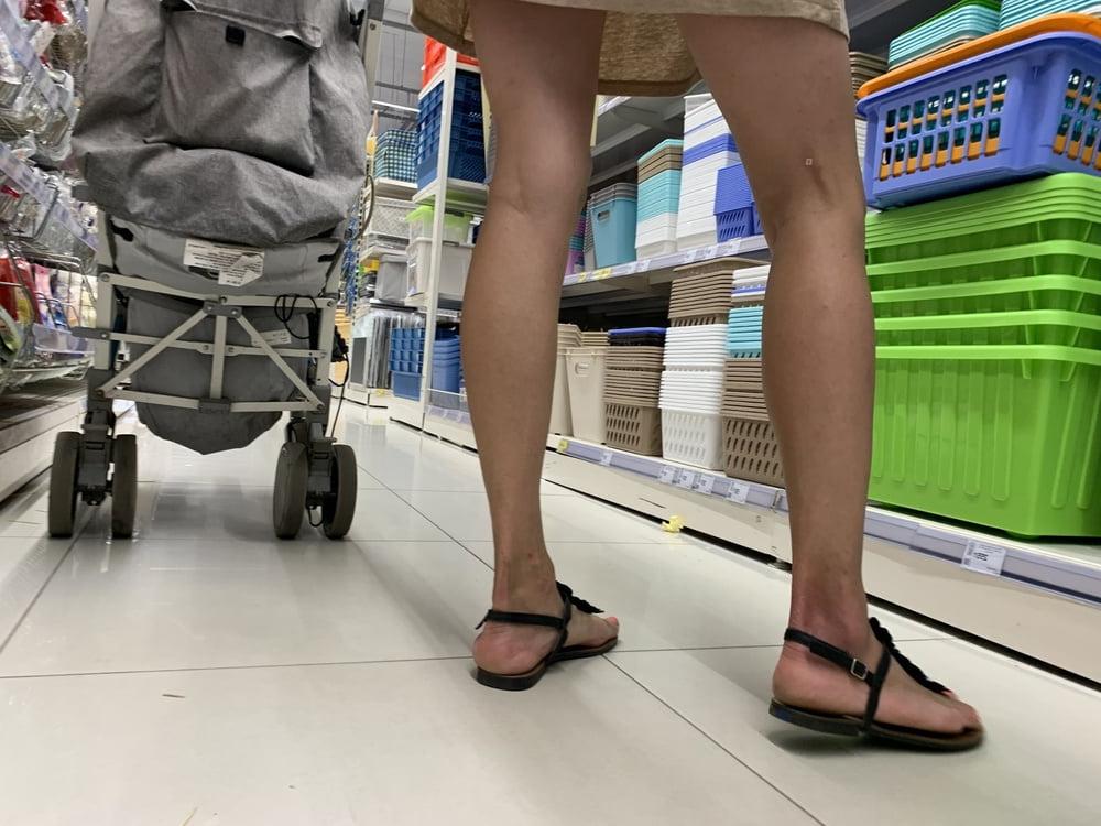 25P Hot Milf Skinny mom upskirt