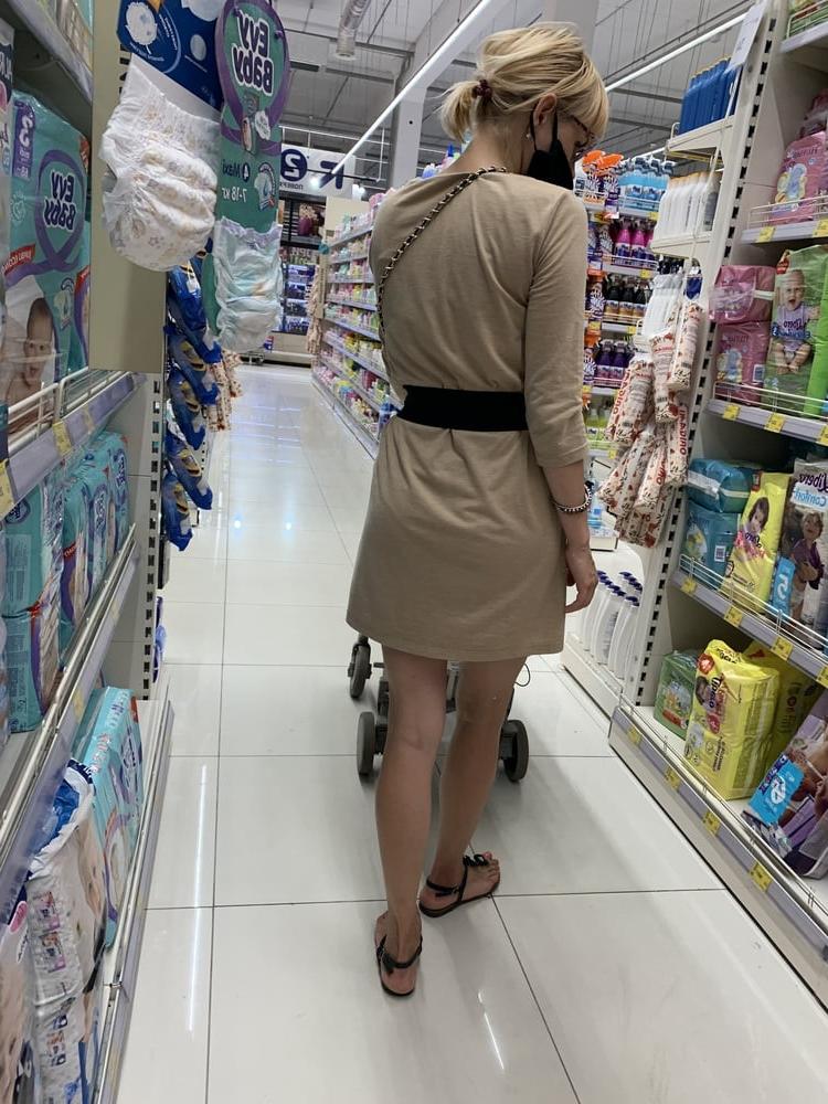 25P Hot Milf Skinny mom upskirt