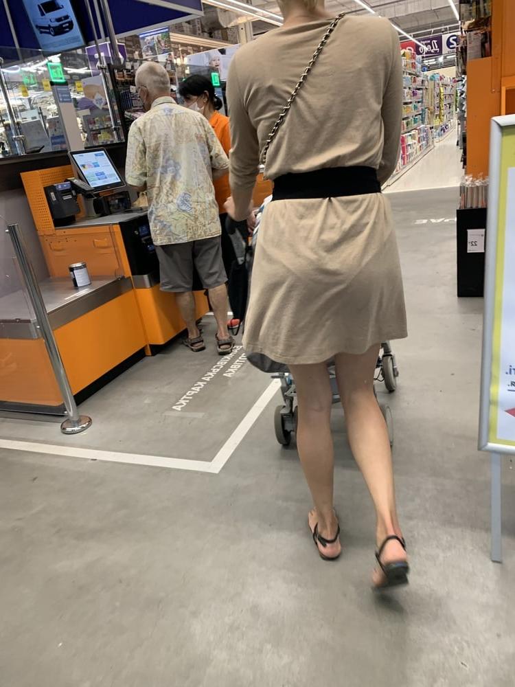 25P Hot Milf Skinny mom upskirt