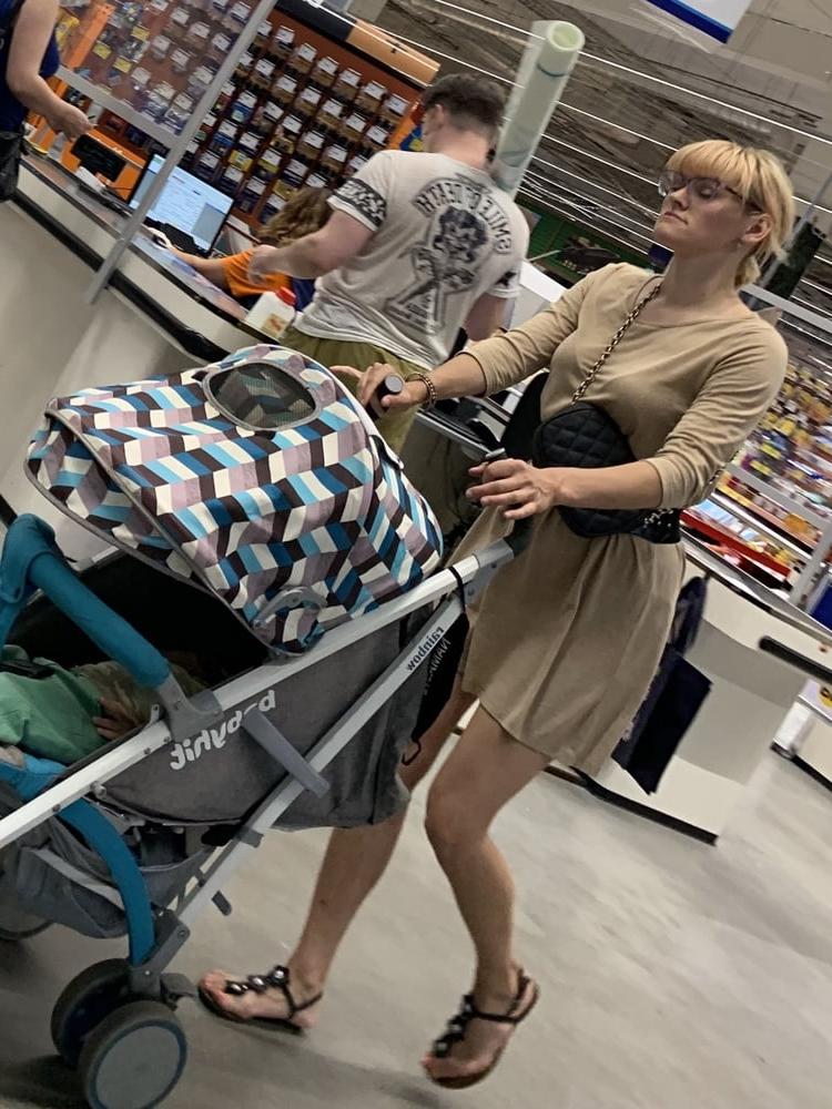 25P Hot Milf Skinny mom upskirt