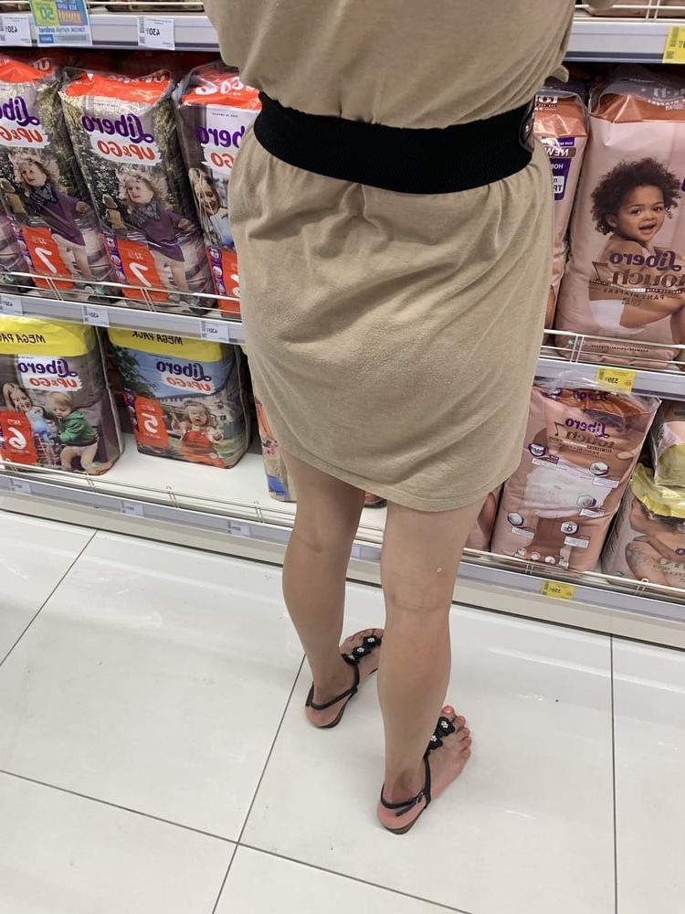 25P Hot Milf Skinny mom upskirt