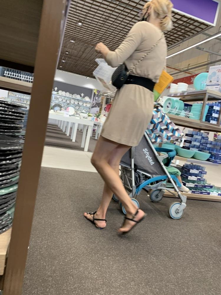 25P Hot Milf Skinny mom upskirt