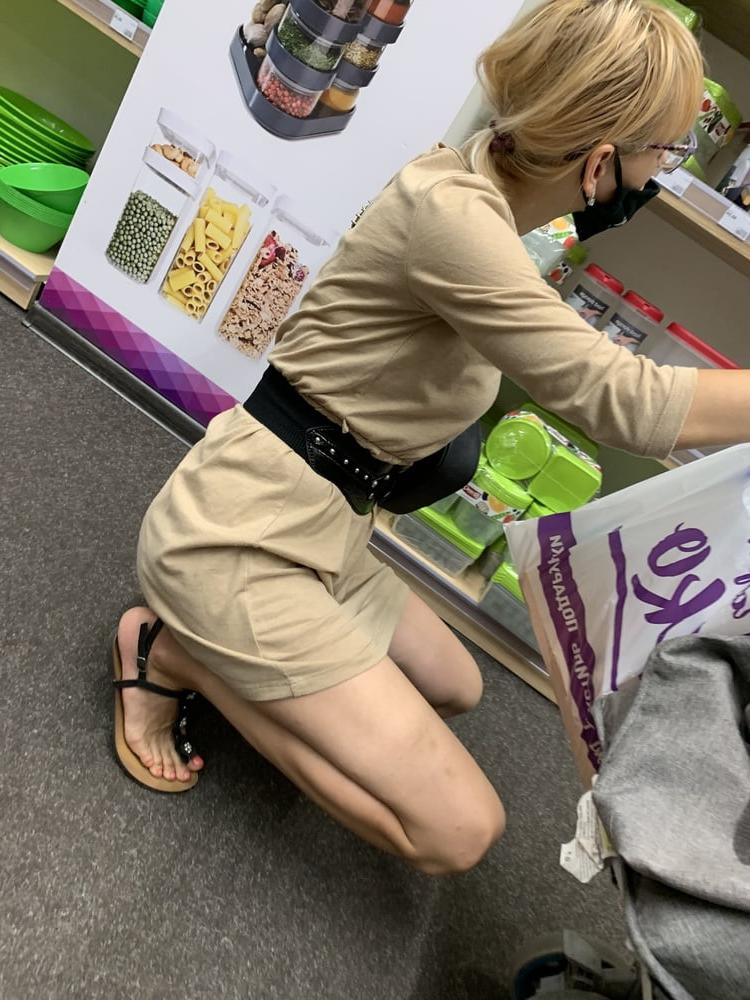 25P Hot Milf Skinny mom upskirt