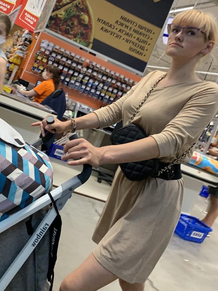 25P Hot Milf Skinny mom upskirt