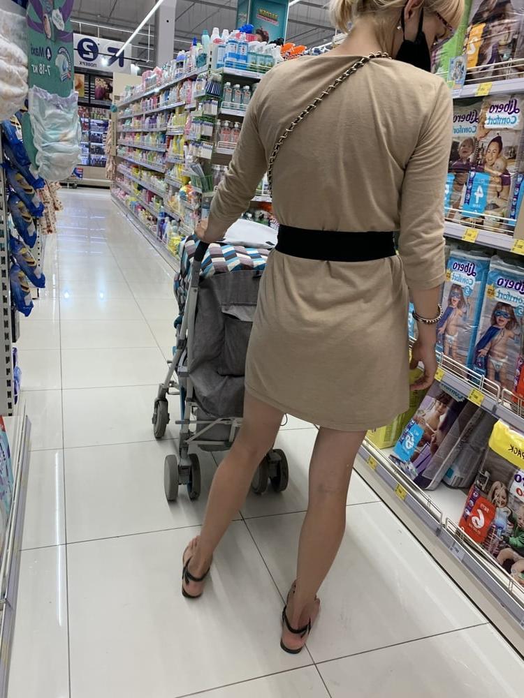 25P Hot Milf Skinny mom upskirt